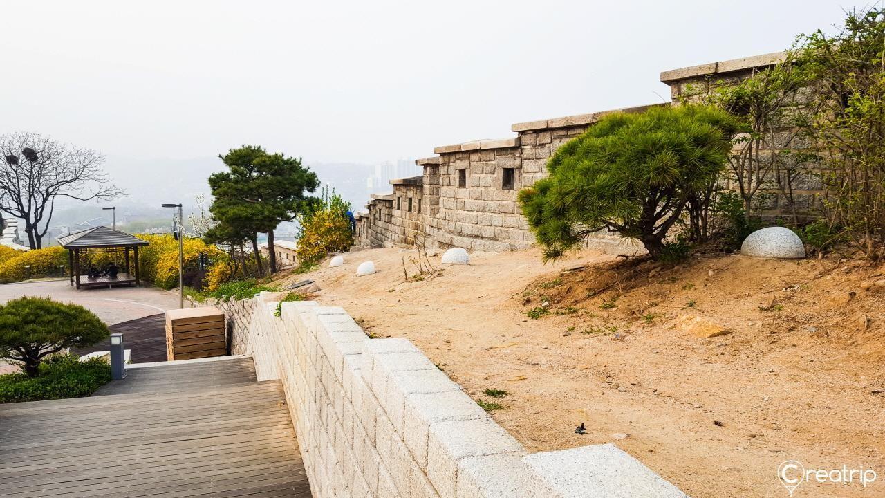 骆山公园夜间景观照明，透过城墙俯视首尔美丽的夜景。